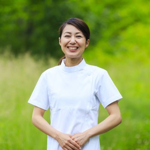 笑顔を浮かべる女性看護師